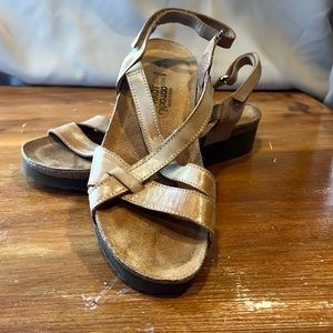 Naot Bernice wedge sandal. Size 9